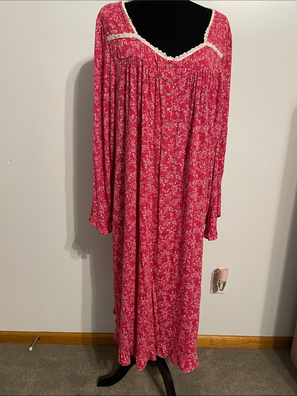 Eileen West Pink Floral Cotton Long Nightgown with Lace Trim size 1X. SOFT